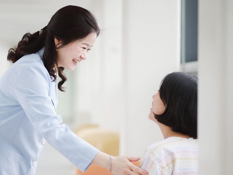 쉬즈메디병원 의료진이 환자와 상담하는 모습