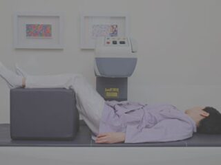 검사실 침대에 누운 환자