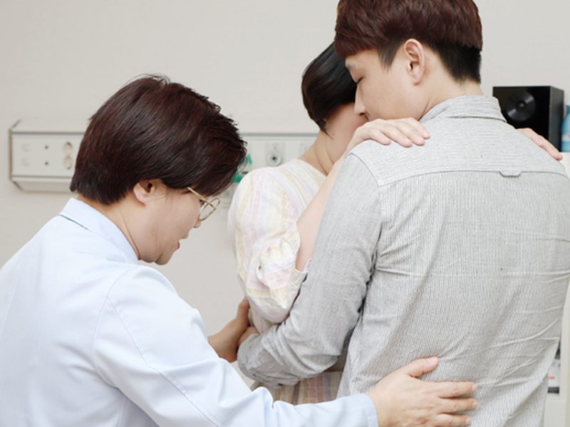 의료진이 산모와 신생아를 돌보는 모습