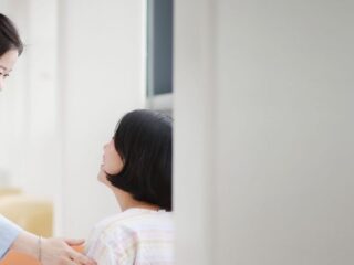쉬즈메디병원 복도에서 환자를 맞이하는 의료진